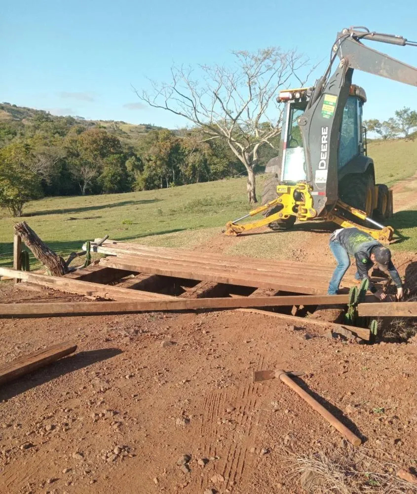 Administração Municipal de Primeiro de Maio Realiza Melhorias nas Passagens Rurais para Facilitar o Escoamento da Produção Agrícola