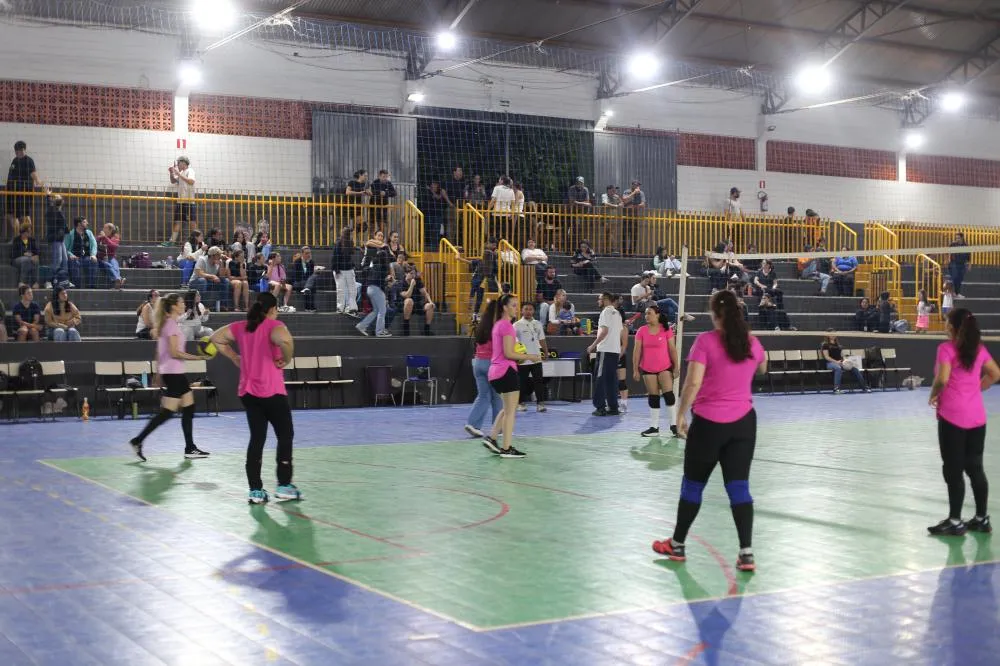 Campeonato Municipal de Vôlei chega à terceira rodada com jogos acirrados e muita emoção no Ginásio de 1º de Maio