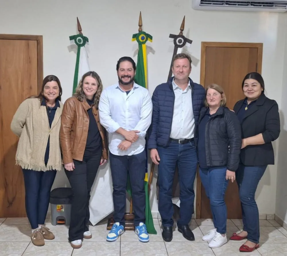 Ex-secretária de Educação de Londrina visita Primeiro de Maio e elogia avanços no ensino municipal
