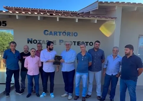 PRIMEIRO DE MAIO ASSINA ESCRITURA DE TERRENO PARA CONSTRUÇÃO DE CASAS POPULARES.